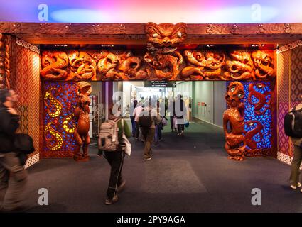 Auckland, Nouvelle-Zélande - 2 janvier 2010 : la porte des arrivées de l'aéroport international d'Auckland, avec le Tomokanga (porte) en bois maori sculpté, symbolise un spirituel Banque D'Images