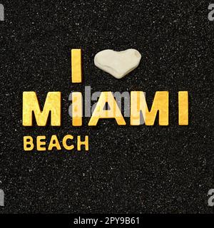 J'adore Miami Beach - lettres d'or dans le sable noir Banque D'Images