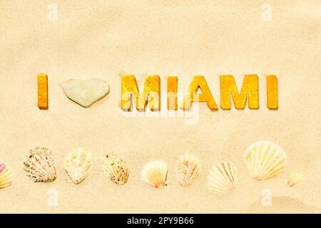 J'adore Miami - lettres et coquillages dans le sable de la plage Banque D'Images