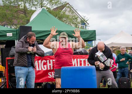 Culcheth, Royaume-Uni. Lundi 1 mai 2023, Culcheth, Angleterre - malgré les cieux gris et la bruine, Culcheth et Glazebury Community Day sur le green du village, qui propose des divertissements par Ian “Zippy” Lees, Northern Stars Dance & Fitness et le Mighty Smith strongman Show, avec des sidestals et des foires funestes. Adrian Smith déchire un catalogue épais avant les membres du public et le jette dans l'air crédit: John Hopkins/Alay Live News Banque D'Images