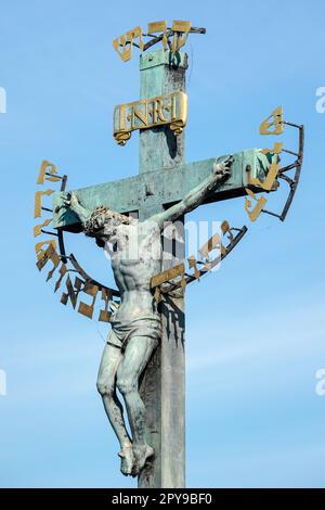 Croix de st statuaire - Calvaire sur le pont Charles à Prague Banque D'Images