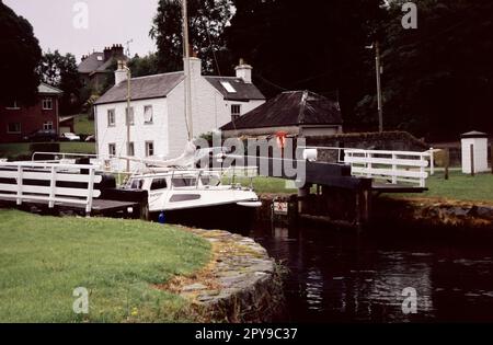 Bateau traversant l'écluse sur le canal de Crinan, à Ardriscig, Argyll et Bute, en Écosse. Banque D'Images