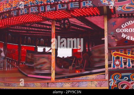 Waltzers au Funfair sur le front de mer d'Helensburgh avec des chaises tournantes. Banque D'Images