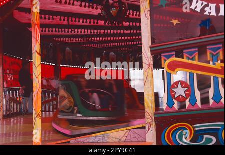 Waltzers au Funfair sur le front de mer d'Helensburgh avec des chaises tournantes. Banque D'Images