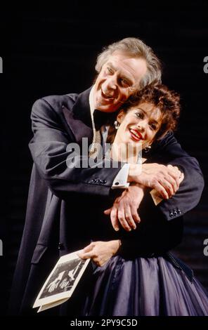 Kevin Colson (Sir George Dillingham), Kathleen Rowe McAllen (Giulietta Trapani) dans LES ASPECTS DE L'AMOUR au Prince of Wales Theatre, Londres W1 17/04/1989 musique et livre d'Andrew Lloyd Webber paroles: Don Black & Charles Hart conception: Maria Bjornson éclairage: Andrew Bridge chorégraphie: Gillian Lynne réalisateur: Trevor Nunn Banque D'Images