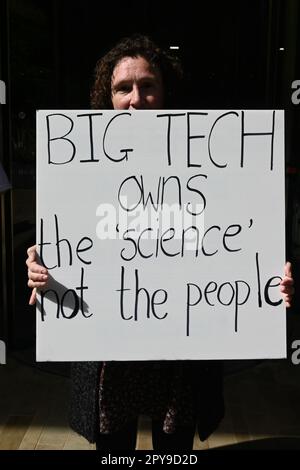 Google. Londres, Royaume-Uni. 3rd mai 2023. Le député Andrew Bridgen, Piers Corbyn et les militants protestent contre Google, censurant la science. Censure de Google contre le Dr John Campbell. Interdiction de publier sur cette plate-forme pendant un certain temps, en raison d'une discussion récente. Les activistes prétendent que la science devrait être une meilleure preuve et la confiance, et non pas le gouvernement américain a dit les mensonges de la COVID-19, la vaccination au lieu de la science. Crédit : voir Li/Picture Capital/Alamy Live News Banque D'Images