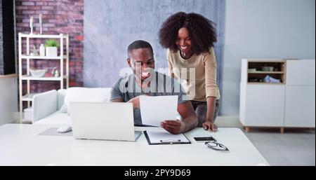 Couple qui fait des impôts et budget familial Banque D'Images