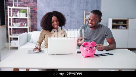 Heureux couple africain faisant le plan de finances de retraite Banque D'Images