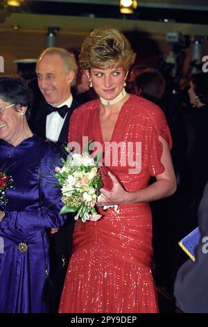 Photo du dossier datée du 18/11/91, de Diana, princesse de Galles, au cinéma Odeon, Leicester Square, Londres, pour la représentation royale de « Hot Shots ». Trois robes appartenant à la princesse Diana, princesse de Galles, exposées à l'exposition princesse Diana - mode de la garde-robe de la princesse du peuple, au Musée des icônes de style de Newbridge, Co Kildare, sera sous le marteau à Julien's Auctions à Los Angeles cet été. Date de publication : mercredi 3 mai 2023. Banque D'Images