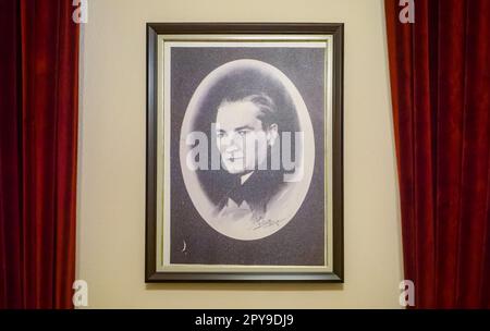 Un portrait photographique de Mustafa Kemal Ataturk, fondateur et premier président révéré de la Turquie moderne, flanqué de rideaux de velours rouge dans l'Atat Banque D'Images