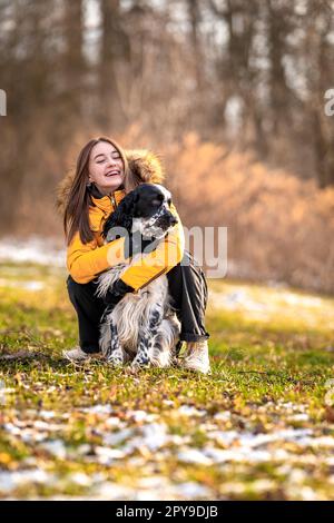 une jeune fille adolescente joue avec son chien dans la nature. réglage de l'anglais Banque D'Images