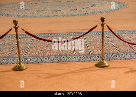 Velvet Rope et pied métal près de tapis bleu sur l'affichage Banque D'Images