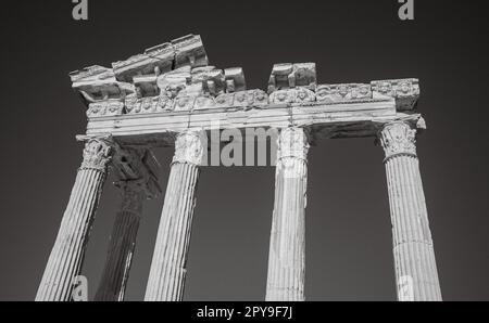 Vue sur le temple grandiose d'Apollon, une magnifique relique romaine à côté, Turquie - autrefois un port et un centre commercial animés établi b Banque D'Images