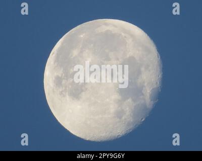 magnifique lune pleine de grands cratères de satellite ronds Banque D'Images