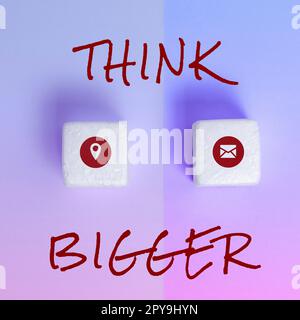 Écriture affichage du texte pensez plus grand. Concept, c'est-à-dire être capable de rêver et de visualiser ce que vous pouvez réaliser Banque D'Images