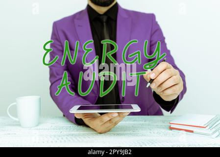 Affiche textuelle indiquant Energy Audit. Mot pour l'évaluation des besoins énergétiques et de l'efficacité d'un bâtiment Banque D'Images
