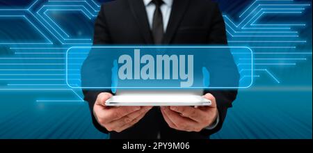 Homme d'affaires en costume noir debout et tenant la tablette dans deux mains. Lueur provenant de l'affichage du périphérique. Image de style futuriste avec brillant coloré. Design numérique. Banque D'Images