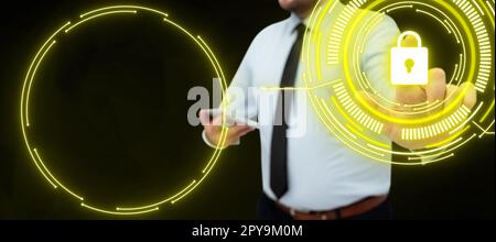 Homme dans la chemise de bureau satinding et tenant le téléphone portable. Homme d'affaires appuyant sur le bouton virtuel avec son doigt. Déverrouiller, allumer. Lueur colorée futuriste. Banque D'Images