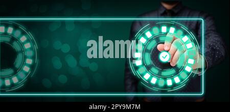 Homme d'affaires dans l'uniforme de bureau tenant Pen écriture sur l'écran présentant la technologie futuriste. Technicien de laboratoire utilisant un stylet prenant des notes montrant l'automatisation moderne. Banque D'Images