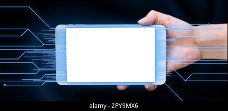 Main tenant le téléphone portable avec des informations importantes à l'écran. Le téléphone portable contient le message principal affiché. Design futuriste avec lueur. L'avenir technologique. Banque D'Images
