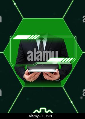 Homme d'affaires en costume noir debout et tenant la tablette dans deux mains. Lueur provenant de l'affichage du périphérique. Image de style futuriste avec brillant coloré. Design numérique. Banque D'Images
