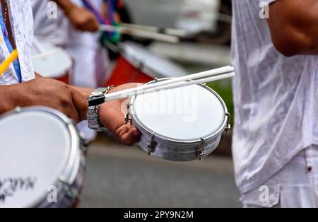 Tambourines se jouant dans les rues de la ville de Belo Horizonte lors d'un spectacle de samba au carnaval de rue brésilien, au Brésil Banque D'Images