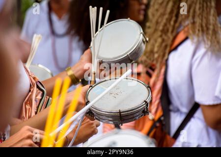 Joueur de tambourine dans les rues brésiliennes bondées pendant les festivités traditionnelles du carnaval, au Brésil Banque D'Images