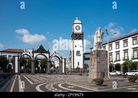 Eglise, Igreja Matriz de Sao Sebastiao, Portas da Cidade, Ponta Delgada, Sao Miguel, Açores, Portugal, portes de la vieille ville Banque D'Images