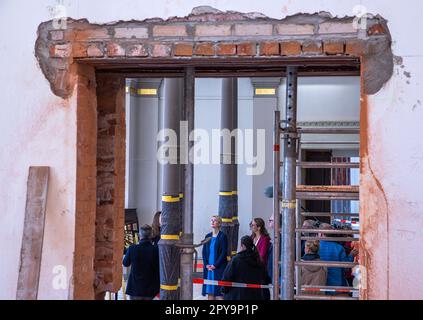 Schwerin, Allemagne. 03rd mai 2023. Manuela Schwesig (M, SPD), premier ministre de Mecklembourg-Poméranie occidentale, se dresse dans une salle d'exposition en reconstruction au Musée Staatliches Schwerin lors d'une visite du chantier. Le musée, connu pour son importante collection de peintures hollandaises de l'ancien Maître de l'âge d'or, est un site de construction depuis 2021. Aujourd'hui, les travaux de rénovation seront plus longs de deux ans que prévu et coûteront plusieurs millions d'euros de plus. Credit: Jens Büttner/dpa/Alay Live News Banque D'Images