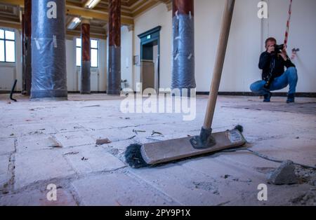 Schwerin, Allemagne. 03rd mai 2023. Un balai se tient dans une salle d'exposition en cours de reconstruction au Musée Staatliches Schwerin. Le musée, connu pour son importante collection de peintures hollandaises de l'ancien Maître de l'âge d'or, est un site de construction depuis 2021. Aujourd'hui, les travaux de rénovation seront plus longs de deux ans que prévu et coûteront plusieurs millions d'euros de plus. Credit: Jens Büttner/dpa/Alay Live News Banque D'Images