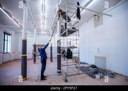 Schwerin, Allemagne. 03rd mai 2023. Un journaliste radio interview le restaurateur Tom Zimmermann sur son échafaudage dans une salle d'exposition en cours de reconstruction au Musée Staatliches Schwerin. Le musée, connu pour son importante collection de peintures hollandaises de l'ancien Maître de l'âge d'or, est un site de construction depuis 2021. Aujourd'hui, les travaux de rénovation seront plus longs de deux ans que prévu et coûteront plusieurs millions d'euros de plus. Credit: Jens Büttner/dpa/Alay Live News Banque D'Images