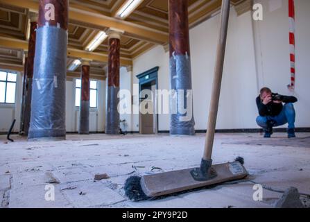 Schwerin, Allemagne. 03rd mai 2023. Un balai se tient dans une salle d'exposition en cours de reconstruction au Musée Staatliches Schwerin. Le musée, connu pour son importante collection de peintures hollandaises de l'ancien Maître de l'âge d'or, est un site de construction depuis 2021. Aujourd'hui, les travaux de rénovation seront plus longs de deux ans que prévu et coûteront plusieurs millions d'euros de plus. Credit: Jens Büttner/dpa/Alay Live News Banque D'Images