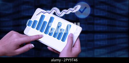 Deux mains tenant le téléphone portable et appuyez sur à l'écran. Téléphone portable présentant de nouvelles technologies futuristes. Palmiers portant le téléphone portable Affichage d'idées virtuelles innovantes tardives. Banque D'Images