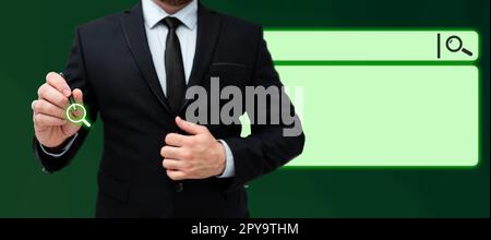 Gentleman en costume de bureau noir debout avec un stylo dans sa main et appuyant sur le bouton virtuel. Homme présentant les nouvelles technologies pour l'avenir. Design numérique futuriste avec lueur. Banque D'Images