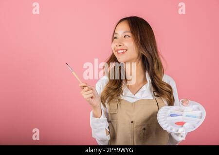 Asiatique belle jeune femme artiste tenant pinceau et palette de peinture Banque D'Images