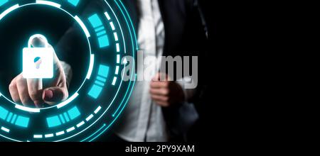Dame en costume debout pointant sur le bouton virtuel. Affichage de l'interface graphique futuriste. Femme en uniforme pressant sur le dispositif d'écran présentant les technologies virtuelles modernes. Banque D'Images