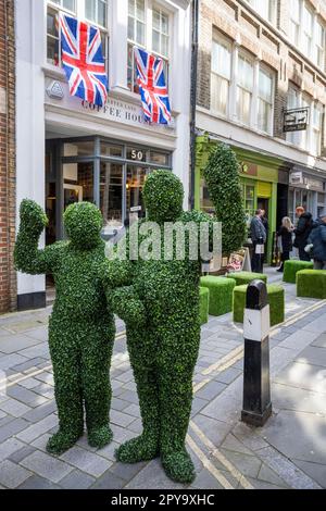 Londres, Royaume-Uni. 3 mai 2023. Des personnages costumés divertissent les clients qui dînent à une table de banquet de 80 mètres de long dans carter Lane près de Fleet Street, dans le cadre du « GRAND pique-nique » du quartier de Fleet Street. Inspiré par les jardins de Highgrove et en l'honneur de l'admiration du roi Charles III à l'égard des fleurs sauvages, cet événement est l'une des premières célébrations publiques pour le couronnement du roi Charles III Les activités extérieures de l’après-midi à carter Lane, Bream’s Buildings et Gough Square se poursuivent jusqu’au jeudi 4 mai. Credit: Stephen Chung / EMPICS / Alamy Live News Banque D'Images