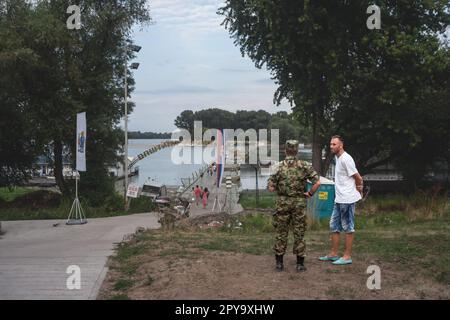 Photo d'un soldat debout près du pont ponton installé sur le danube reliant Zemun à Veliko Ratno Ostrvo. Great War Island est une rivière islan Banque D'Images