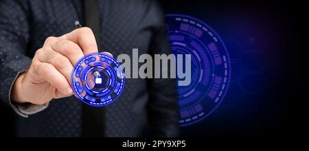 Homme d'affaires dans l'uniforme de bureau tenant Pen écriture sur l'écran présentant la technologie futuriste. Technicien de laboratoire utilisant un stylet prenant des notes montrant l'automatisation moderne. Banque D'Images