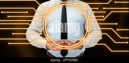 Homme d'affaires tenant la tablette avec deux mains. Lueur provenant de l'appareil présentant des informations importantes. Design numérique futuriste montrant le système technologique. Banque D'Images
