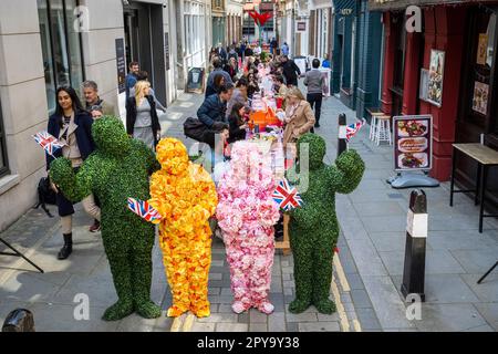 Londres, Royaume-Uni. 3 mai 2023. Des personnages costumés divertissent les clients qui dînent à une table de banquet de 80 mètres de long dans carter Lane près de Fleet Street, dans le cadre du « GRAND pique-nique » du quartier de Fleet Street. Inspiré par les jardins de Highgrove et en l'honneur de l'admiration du roi Charles III à l'égard des fleurs sauvages, cet événement est l'une des premières célébrations publiques pour le couronnement du roi Charles III Les activités extérieures de l’après-midi à carter Lane, Bream’s Buildings et Gough Square se poursuivent jusqu’au jeudi 4 mai. Credit: Stephen Chung / EMPICS / Alamy Live News Banque D'Images