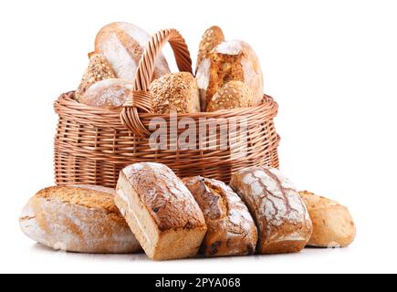 Panier en osier avec des produits de boulangerie Banque D'Images