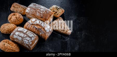 Assortiment de produits de boulangerie, y compris pains et petits pains Banque D'Images