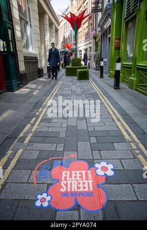 Londres, Royaume-Uni. 3 mai 2023. Signalisation pour la table de banquet de 80 mètres de long dans carter Lane près de Fleet Street, dans le cadre du « GRAND pique-nique » du Fleet Street Quarter. Inspiré par les jardins de Highgrove et en l'honneur de l'admiration du roi Charles III à l'égard des fleurs sauvages, cet événement est l'une des premières célébrations publiques pour le couronnement du roi Charles III Les activités extérieures de l’après-midi à carter Lane, Bream’s Buildings et Gough Square se poursuivent jusqu’au jeudi 4 mai. Credit: Stephen Chung / EMPICS / Alamy Live News Banque D'Images