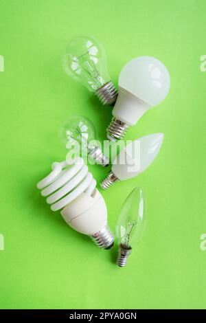 Ensemble de différents types de LED isolées sur fond vert. Lampes à économie d'énergie. Banque D'Images