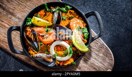 Paella de fruits de mer servie dans une poêle en fonte Banque D'Images