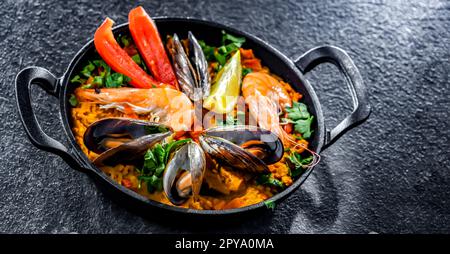 Paella de fruits de mer servie dans une poêle en fonte Banque D'Images