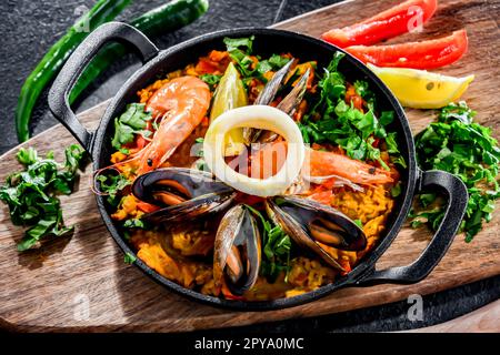 Paella de fruits de mer servie dans une poêle en fonte Banque D'Images