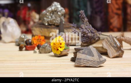 Morceaux de poterie amérindienne antique avec cristaux et fleurs sur la table de méditation Banque D'Images