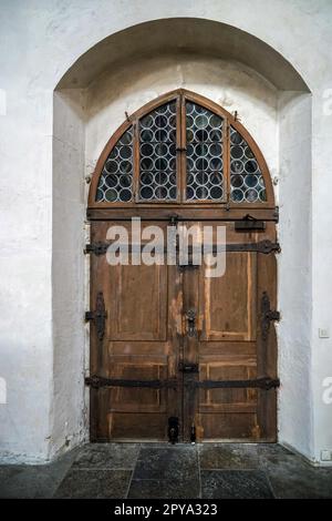 Vieille porte en bois à St James Church à Rothenburg Banque D'Images